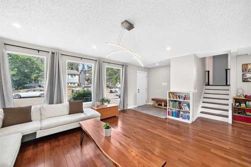 179 Deer Ridge Way Se, Calgary, AB - Indoor Photo Showing Living Room