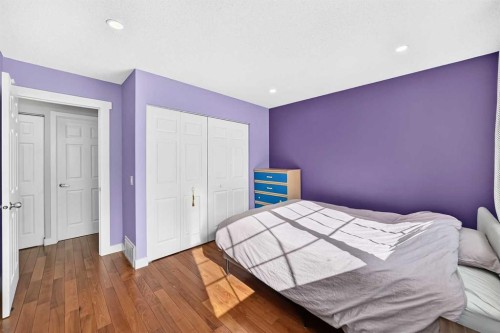 179 Deer Ridge Way Se, Calgary, AB - Indoor Photo Showing Bedroom