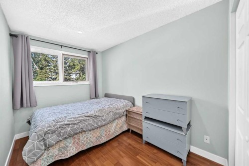 179 Deer Ridge Way Se, Calgary, AB - Indoor Photo Showing Bedroom
