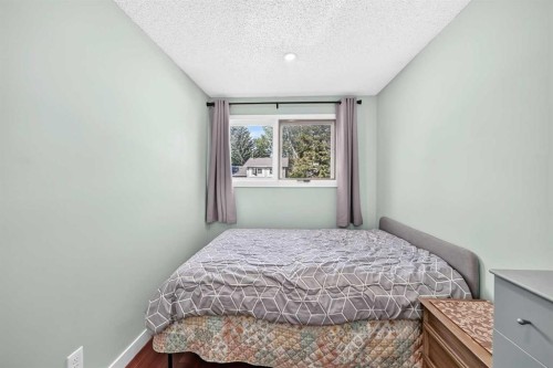179 Deer Ridge Way Se, Calgary, AB - Indoor Photo Showing Bedroom