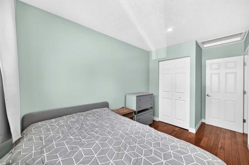 179 Deer Ridge Way Se, Calgary, AB - Indoor Photo Showing Bedroom