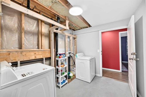 179 Deer Ridge Way Se, Calgary, AB - Indoor Photo Showing Laundry Room