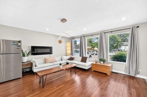 179 Deer Ridge Way Se, Calgary, AB - Indoor Photo Showing Living Room