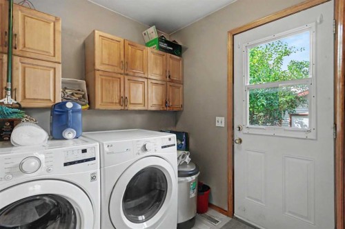 311 Erin Circle Se, Calgary, AB - Indoor Photo Showing Laundry Room