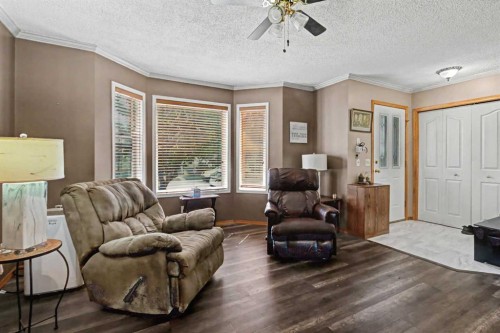 311 Erin Circle Se, Calgary, AB - Indoor Photo Showing Living Room