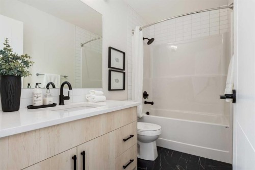 88 Bluerock Terrace Sw, Calgary, AB - Indoor Photo Showing Bathroom