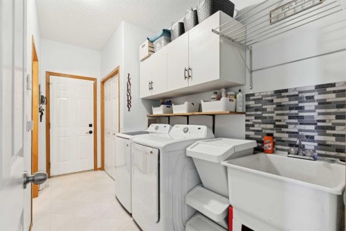 16 Henderson Bay Ne, Langdon, AB - Indoor Photo Showing Laundry Room