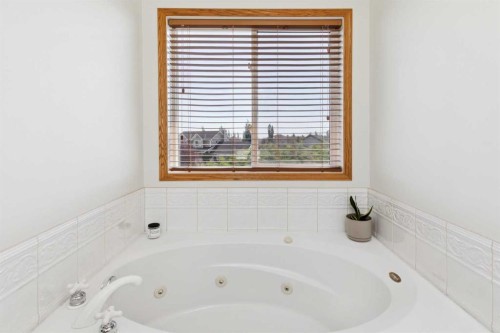 16 Henderson Bay Ne, Langdon, AB - Indoor Photo Showing Bathroom