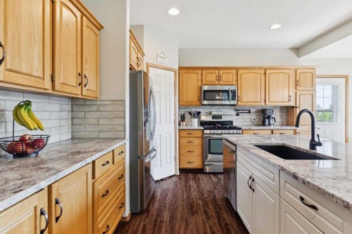 16 Henderson Bay Ne, Langdon, AB - Indoor Photo Showing Kitchen With Upgraded Kitchen