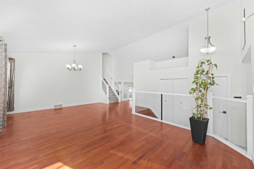 98 Del Ray Road Ne, Calgary, AB - Indoor Photo Showing Other Room