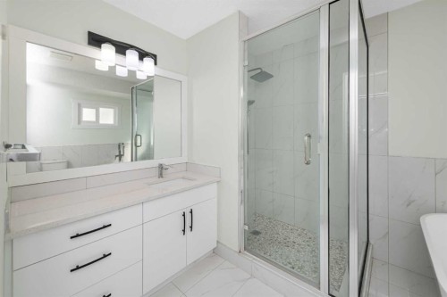 98 Del Ray Road Ne, Calgary, AB - Indoor Photo Showing Bathroom