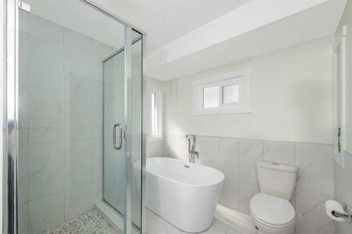 98 Del Ray Road Ne, Calgary, AB - Indoor Photo Showing Bathroom