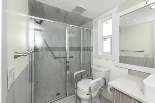98 Del Ray Road Ne, Calgary, AB - Indoor Photo Showing Bathroom