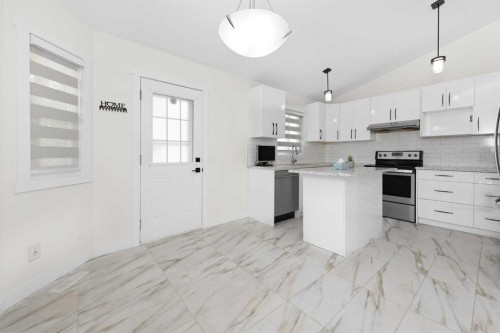 98 Del Ray Road Ne, Calgary, AB - Indoor Photo Showing Kitchen
