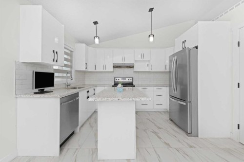98 Del Ray Road Ne, Calgary, AB - Indoor Photo Showing Kitchen With Upgraded Kitchen