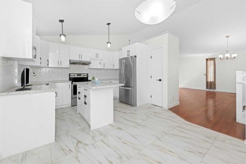 98 Del Ray Road Ne, Calgary, AB - Indoor Photo Showing Kitchen With Upgraded Kitchen