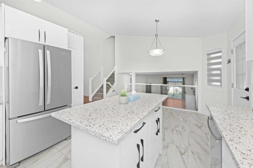 98 Del Ray Road Ne, Calgary, AB - Indoor Photo Showing Kitchen