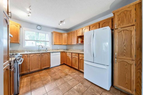 4325 70 Street Nw, Calgary, AB - Indoor Photo Showing Kitchen