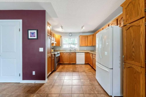 4325 70 Street Nw, Calgary, AB - Indoor Photo Showing Kitchen
