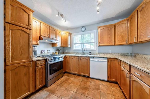4325 70 Street Nw, Calgary, AB - Indoor Photo Showing Kitchen