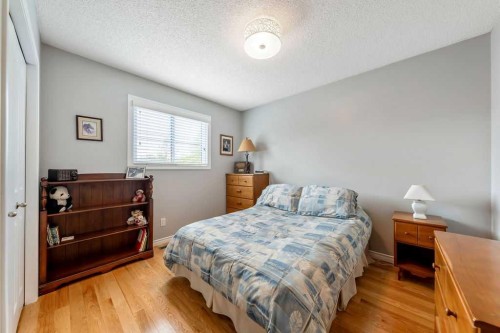 4325 70 Street Nw, Calgary, AB - Indoor Photo Showing Bedroom