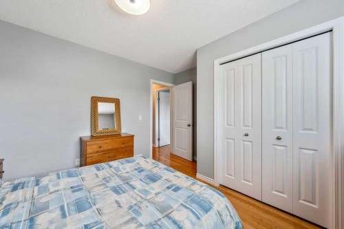 4325 70 Street Nw, Calgary, AB - Indoor Photo Showing Bedroom