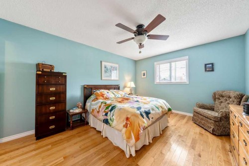 4325 70 Street Nw, Calgary, AB - Indoor Photo Showing Bedroom