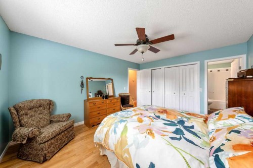 4325 70 Street Nw, Calgary, AB - Indoor Photo Showing Bedroom