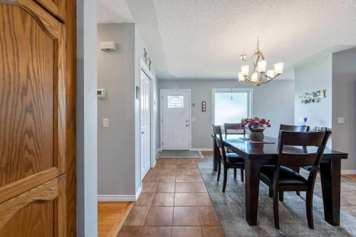 4325 70 Street Nw, Calgary, AB - Indoor Photo Showing Dining Room