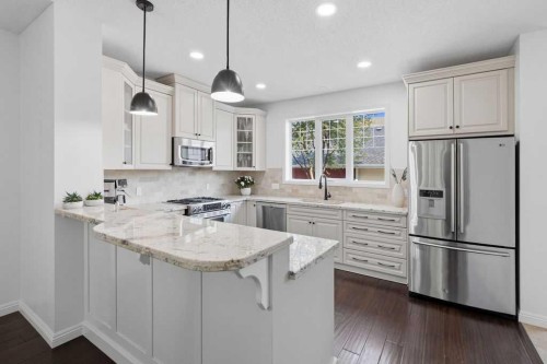 2630 Mclean Avenue Sw, Calgary, AB - Indoor Photo Showing Kitchen With Upgraded Kitchen