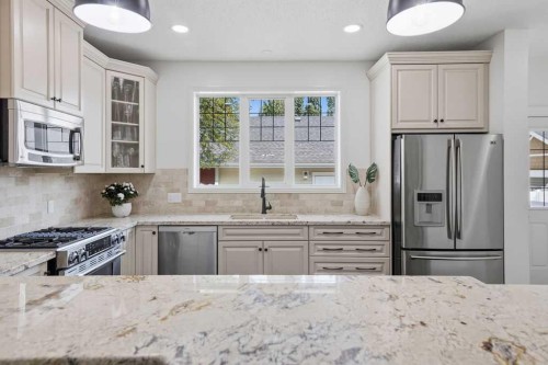 2630 Mclean Avenue Sw, Calgary, AB - Indoor Photo Showing Kitchen With Upgraded Kitchen