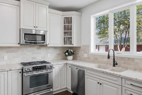 2630 Mclean Avenue Sw, Calgary, AB - Indoor Photo Showing Kitchen With Double Sink With Upgraded Kitchen
