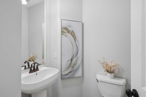 2630 Mclean Avenue Sw, Calgary, AB - Indoor Photo Showing Bathroom