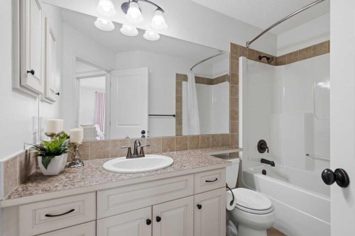 2630 Mclean Avenue Sw, Calgary, AB - Indoor Photo Showing Bathroom