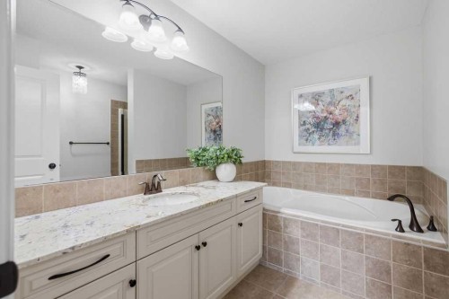 2630 Mclean Avenue Sw, Calgary, AB - Indoor Photo Showing Bathroom