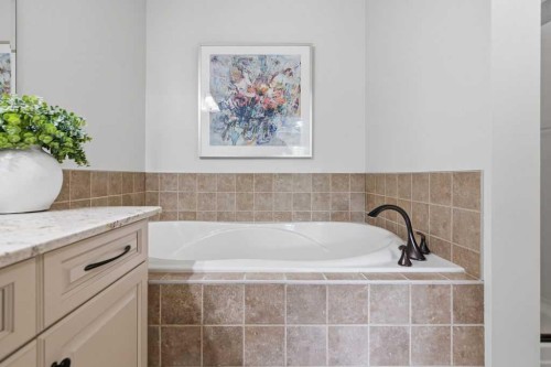 2630 Mclean Avenue Sw, Calgary, AB - Indoor Photo Showing Bathroom