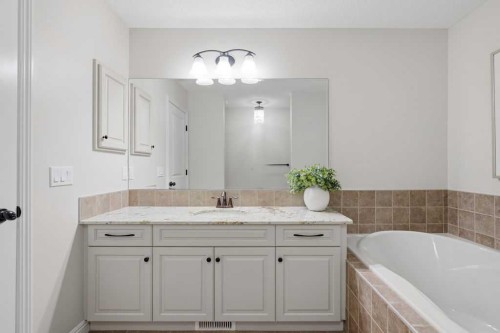 2630 Mclean Avenue Sw, Calgary, AB - Indoor Photo Showing Bathroom