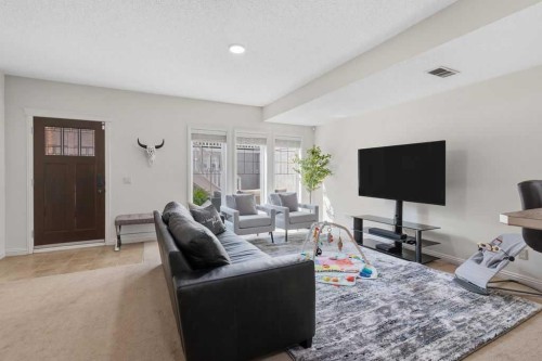 2630 Mclean Avenue Sw, Calgary, AB - Indoor Photo Showing Living Room