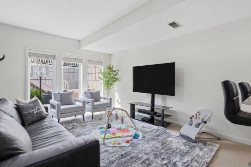 2630 Mclean Avenue Sw, Calgary, AB - Indoor Photo Showing Living Room