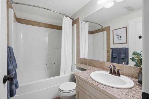 2630 Mclean Avenue Sw, Calgary, AB - Indoor Photo Showing Bathroom