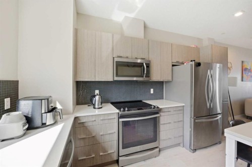 904-218 Sherwood Square Nw, Calgary, AB - Indoor Photo Showing Kitchen With Stainless Steel Kitchen With Upgraded Kitchen