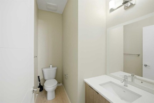 904-218 Sherwood Square Nw, Calgary, AB - Indoor Photo Showing Bathroom