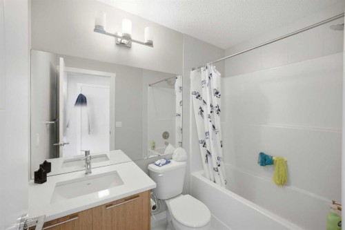 904-218 Sherwood Square Nw, Calgary, AB - Indoor Photo Showing Bathroom