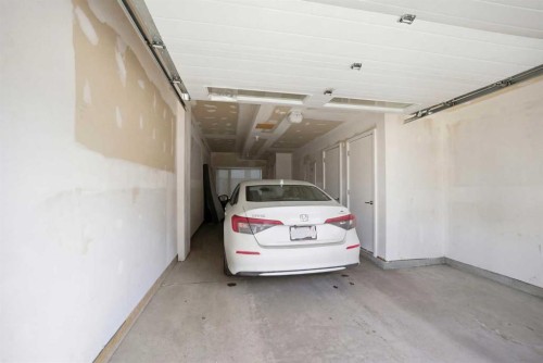 904-218 Sherwood Square Nw, Calgary, AB - Indoor Photo Showing Garage