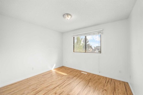 1 Edgewood Drive Nw, Calgary, AB - Indoor Photo Showing Other Room