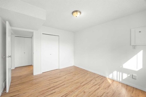 1 Edgewood Drive Nw, Calgary, AB - Indoor Photo Showing Other Room