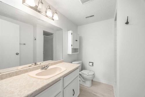 1 Edgewood Drive Nw, Calgary, AB - Indoor Photo Showing Bathroom