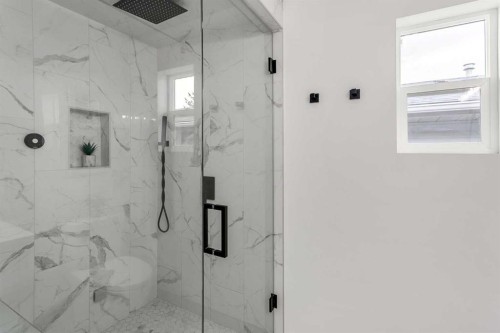 59 Rivercroft Close Se, Calgary, AB - Indoor Photo Showing Bathroom