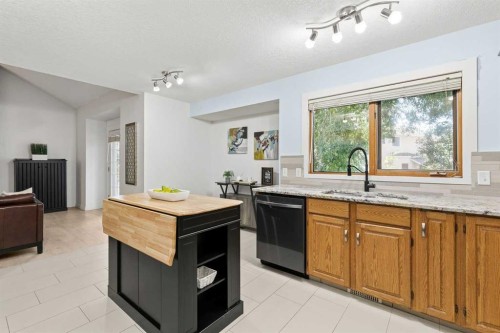 14125 Evergreen Street Sw, Calgary, AB - Indoor Photo Showing Kitchen