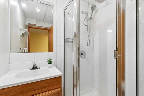 14125 Evergreen Street Sw, Calgary, AB - Indoor Photo Showing Bathroom